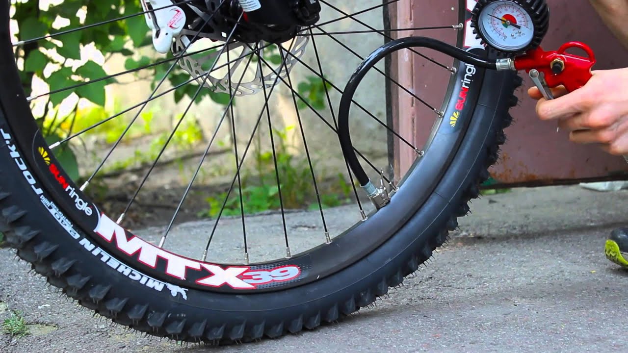 Почему при накачивании воздуха в шину велосипеда колесо надувается все сильнее
