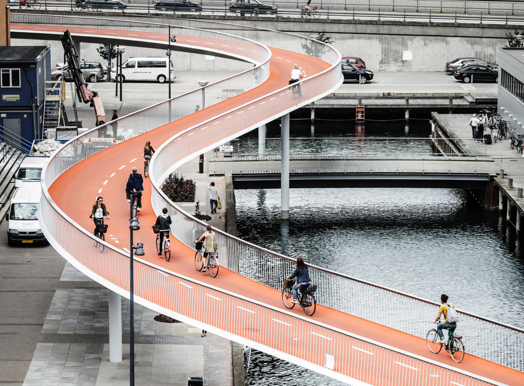 Самый длинный переход. Велодорожки в Копенгагене. Копенгаген велодорожки мост. Велодорожки в Дании. Пешеходный мост.
