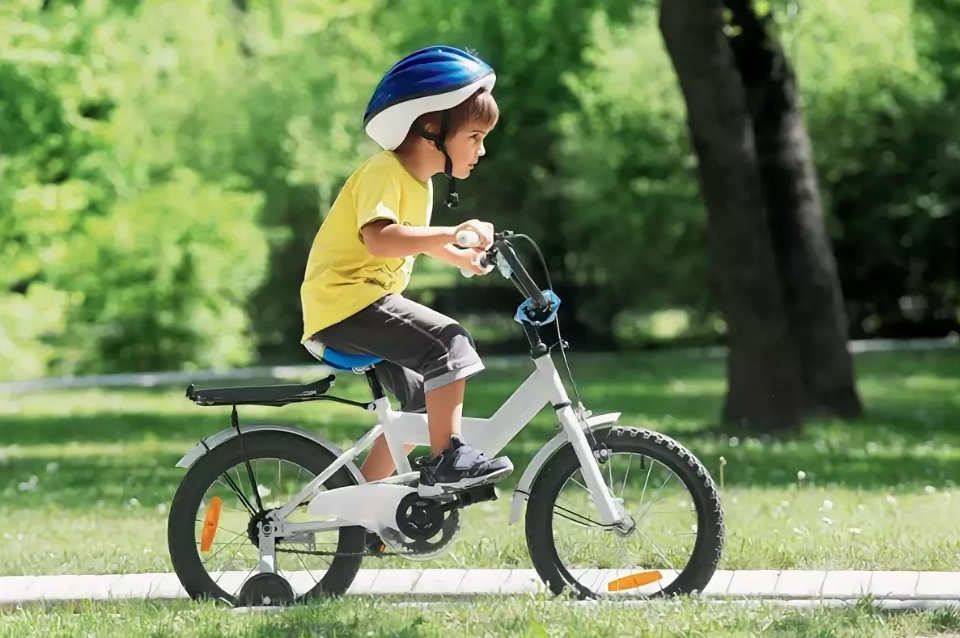 Дети с велосипедом. Велосипед для дошкольников. Велосипед для ребенка 4 лет. Велосипед для 3 летнего ребенка. Детский bike
