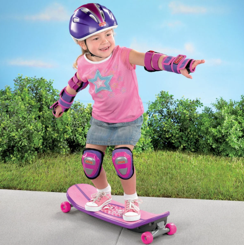 3 до 6 лет можно. Скейт для малышей. Ребенок на скейте. Девочка на скейтборде дети. Ребенок на самокате.